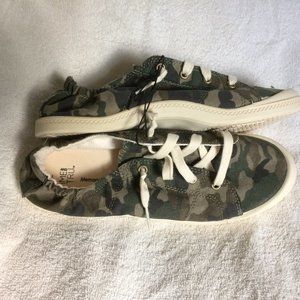 Time and Tru Camo Shoes Size 9
